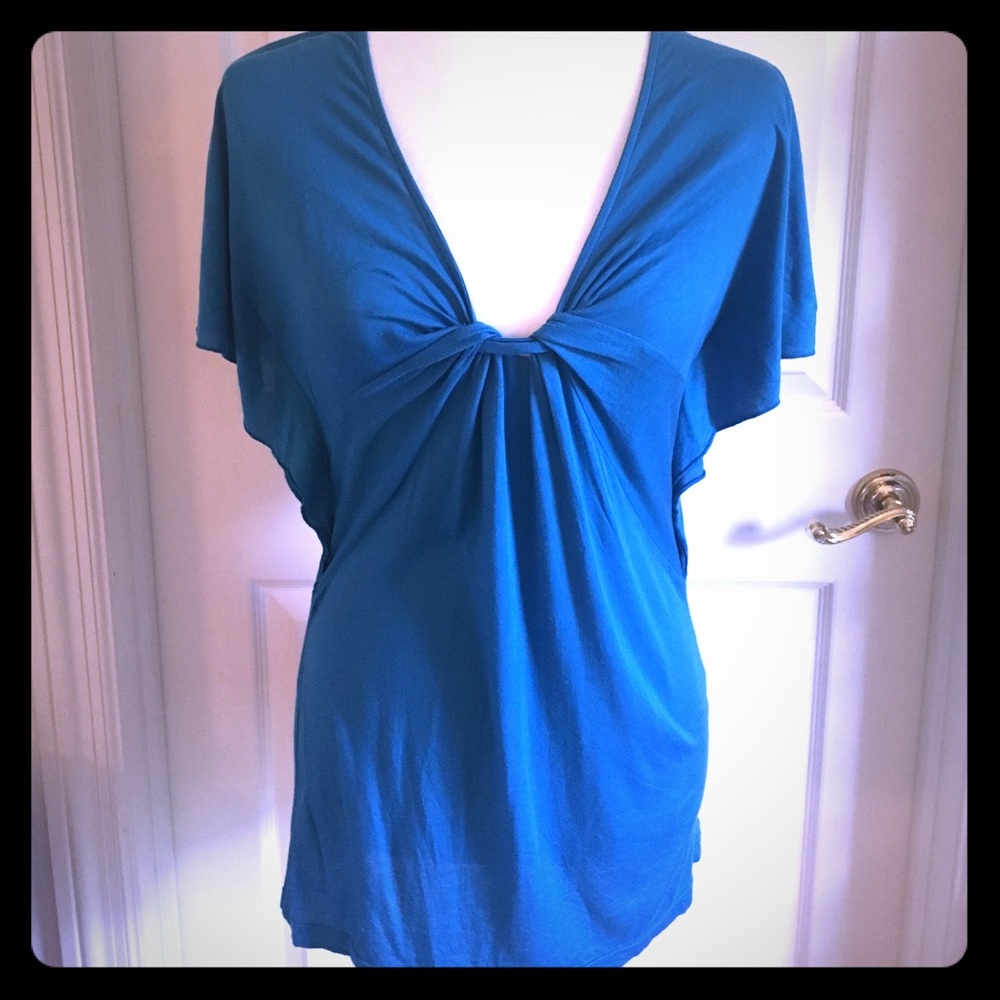 Splendid scoop v-neck tee with draped sleeves