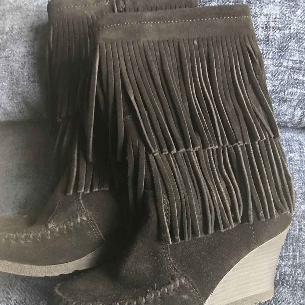 Minnetonka wedge fringe boots