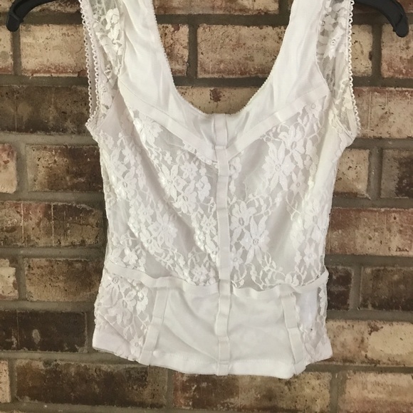 White flower lace crop top 🌺 - Picture 3 of 4