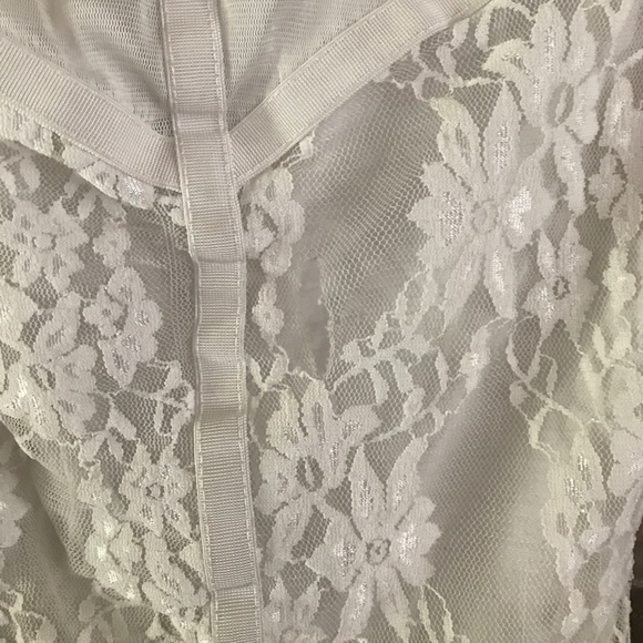 White flower lace crop top 🌺 - Picture 4 of 4