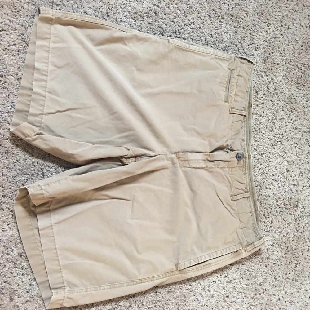 Men's Gap khaki shorts