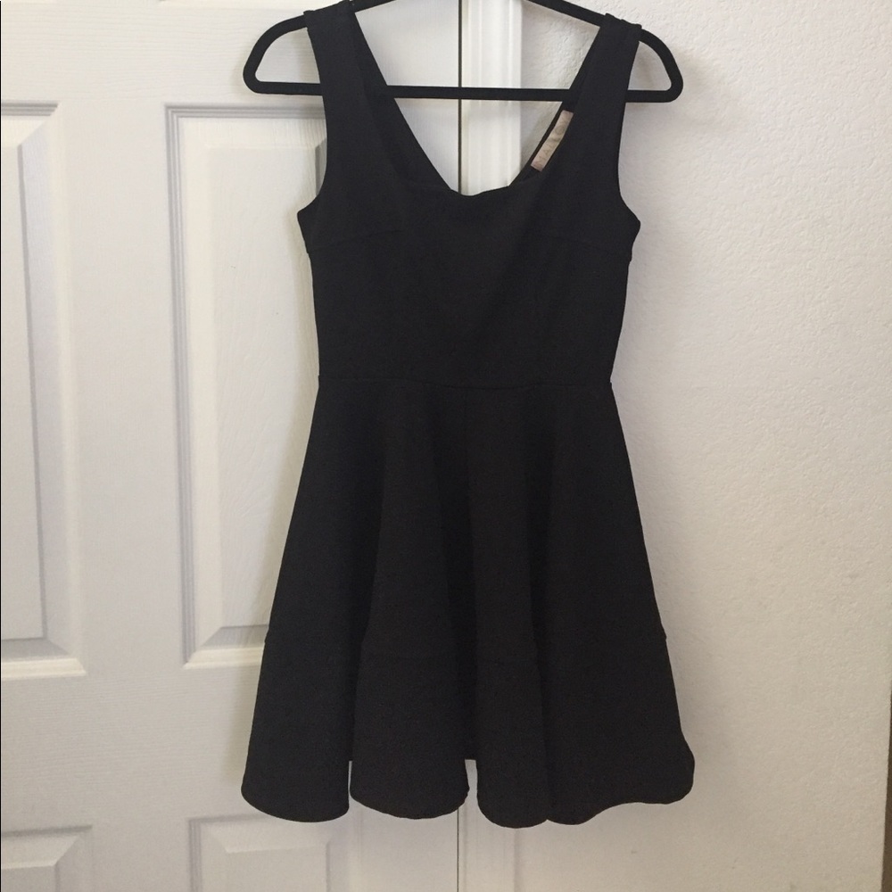 Cute black dress!!