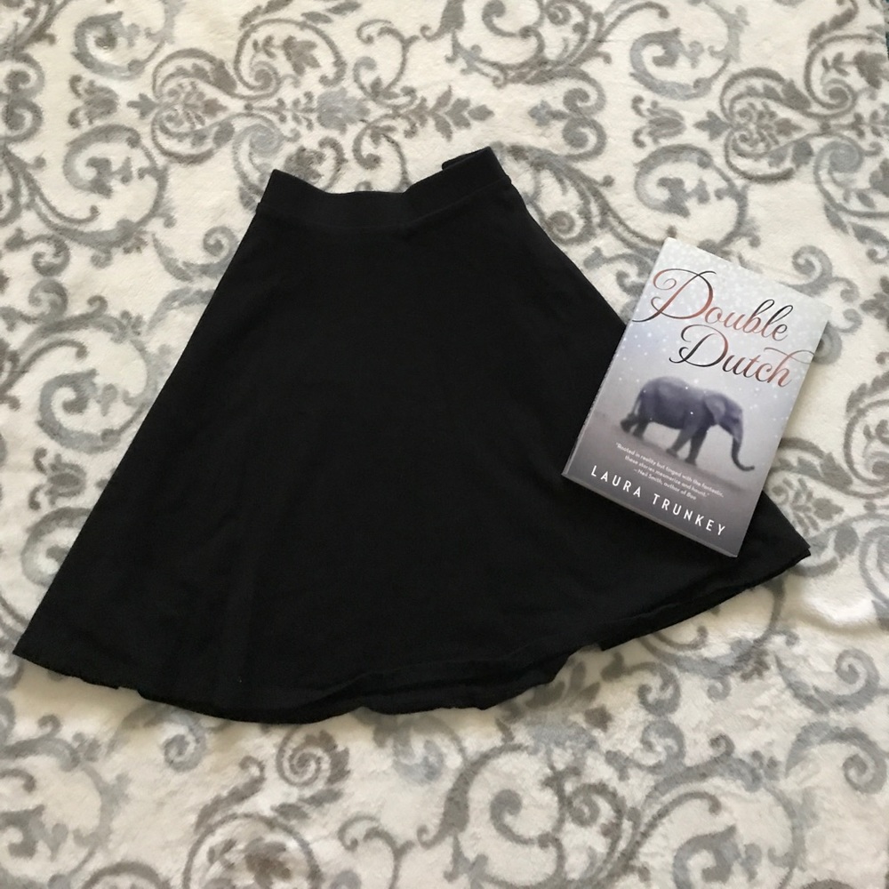 FOREVER 21 BLACK SKATER SKIRT