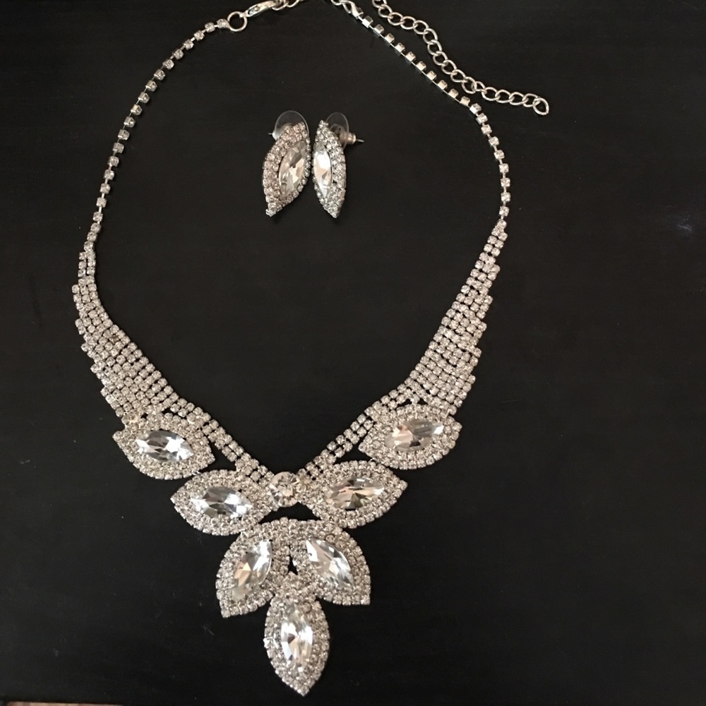 Earring and necklace set