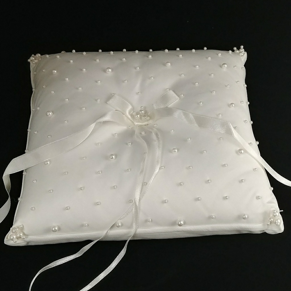 NWOT Pearl beaded ring bearer pillow ivory