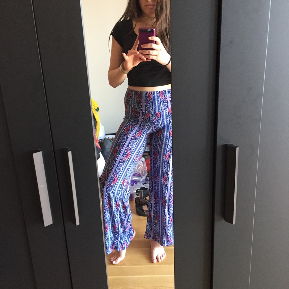 Bell-bottom stretch pants