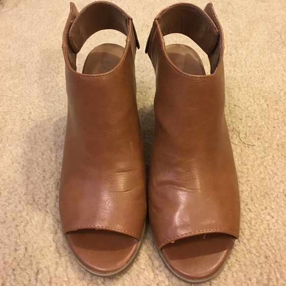 Heel Peek Toe Shoe - Picture 1 of 6