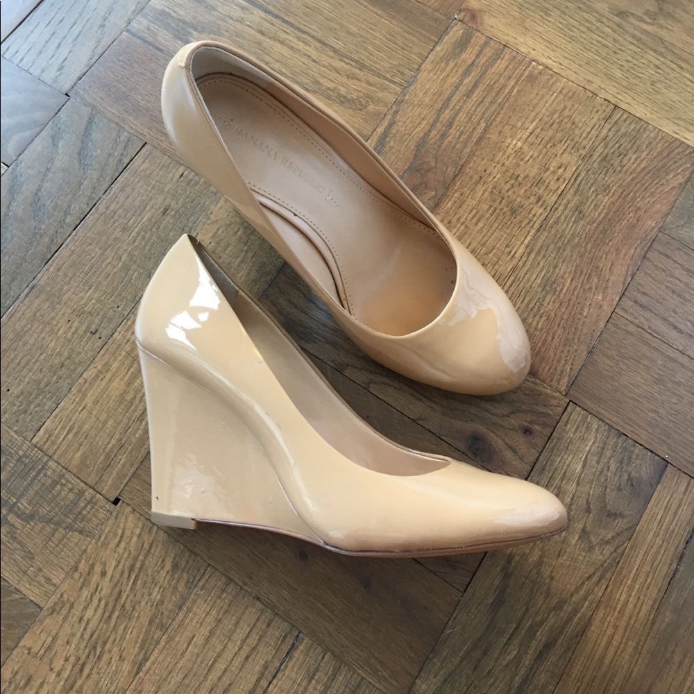 Nude patten leather wedges