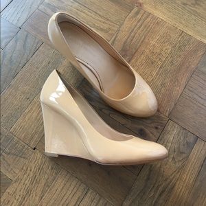 Nude patten leather wedges