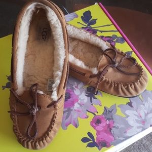 Ugg mocassin used good condition