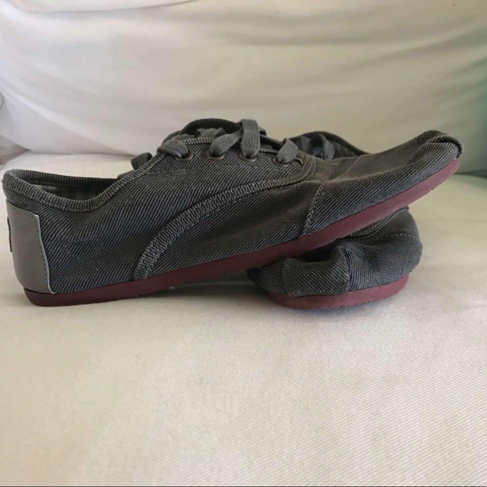 TOMS lace up charcoal sneaker SZ 7.5