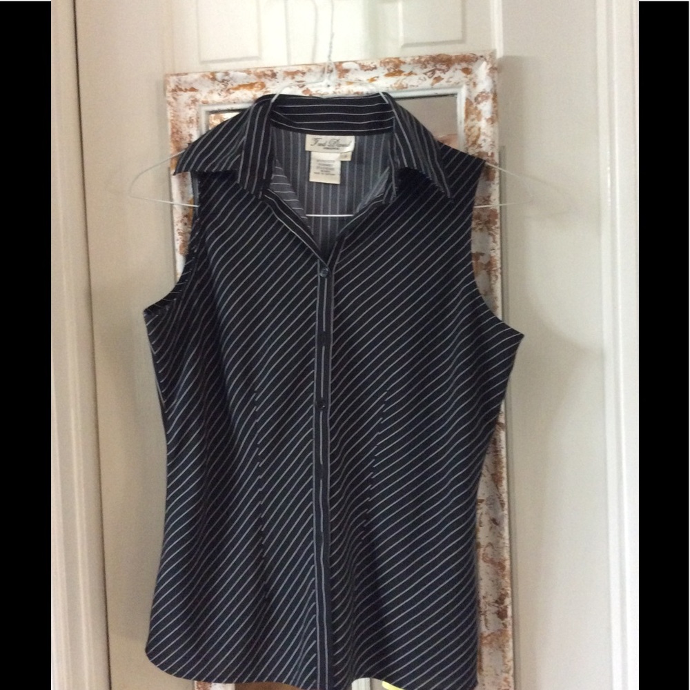 Sleeveless shirt