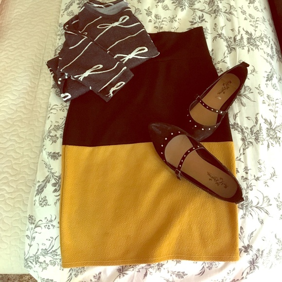 SOLD! 🦄Gold and Black Lula Roe Cassie Skirt 🦄 - Picture 1 of 4