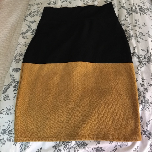 SOLD! 🦄Gold and Black Lula Roe Cassie Skirt 🦄 - Picture 2 of 4