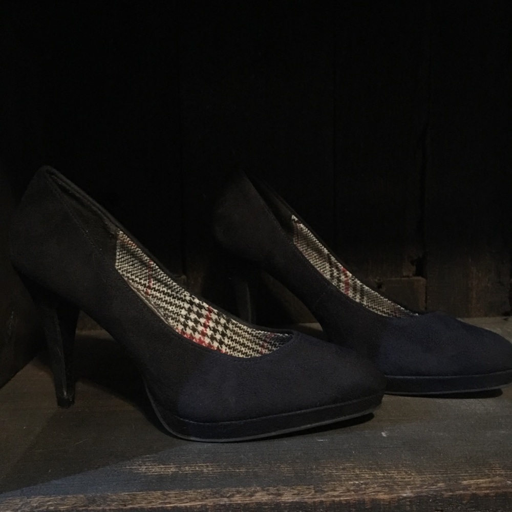 Black classic suede heels!