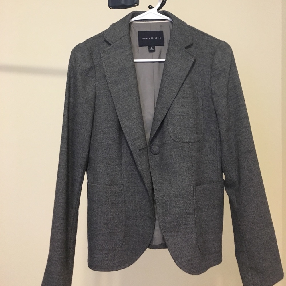 Cute Banana Republic gray fitted blazer!