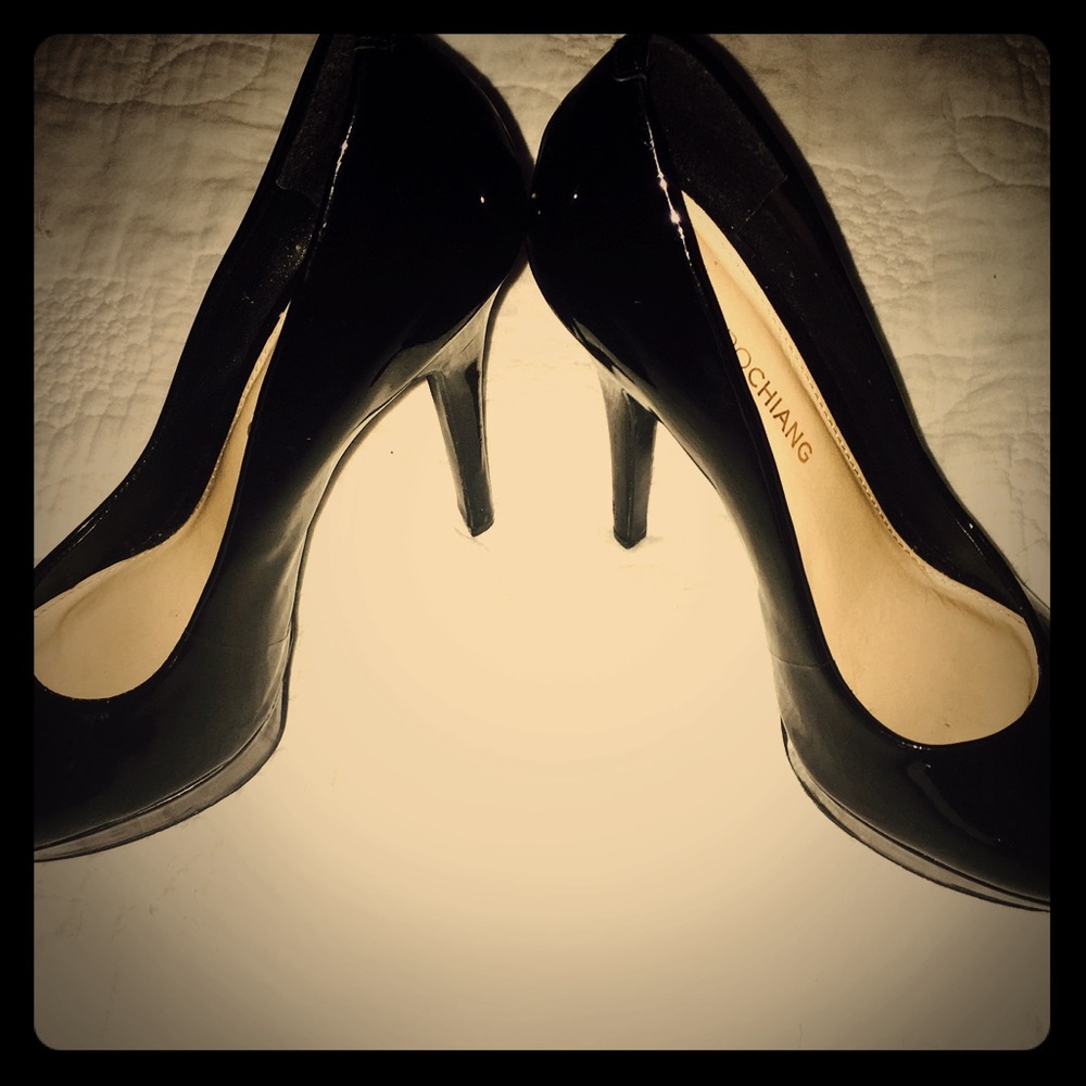 Arturo Chang black shiny round toe heels