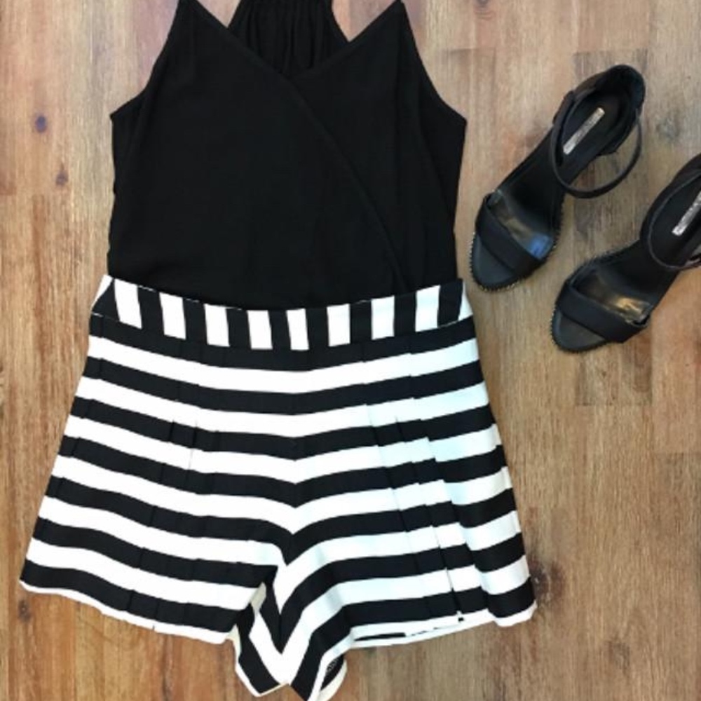 STRIPED PLEATED SHORTS