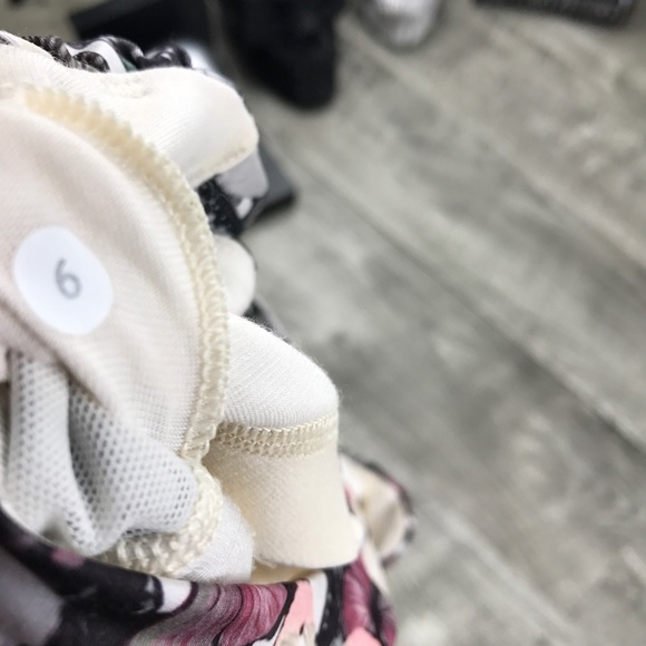 Lululemon Wrap it Up tank w built in bra BUTTERFLY - Picture 7 of 7