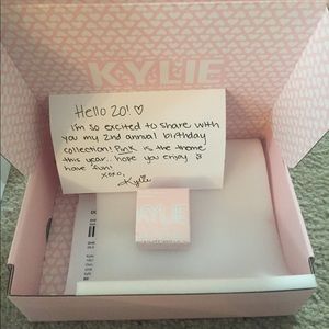 Kylie loose powder. Color queen