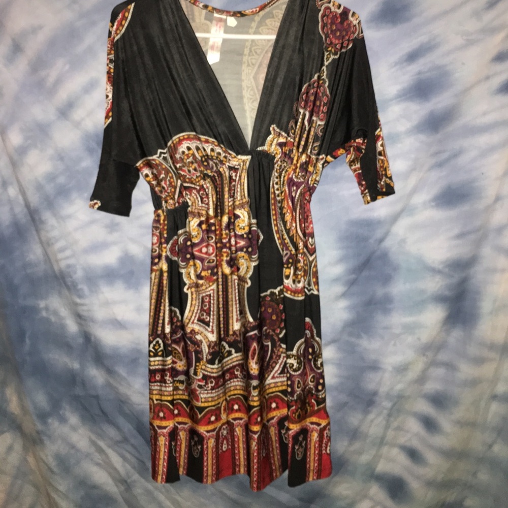Gorgeous 1/4 Sleeve Patterned Dress w Deep V-Neck