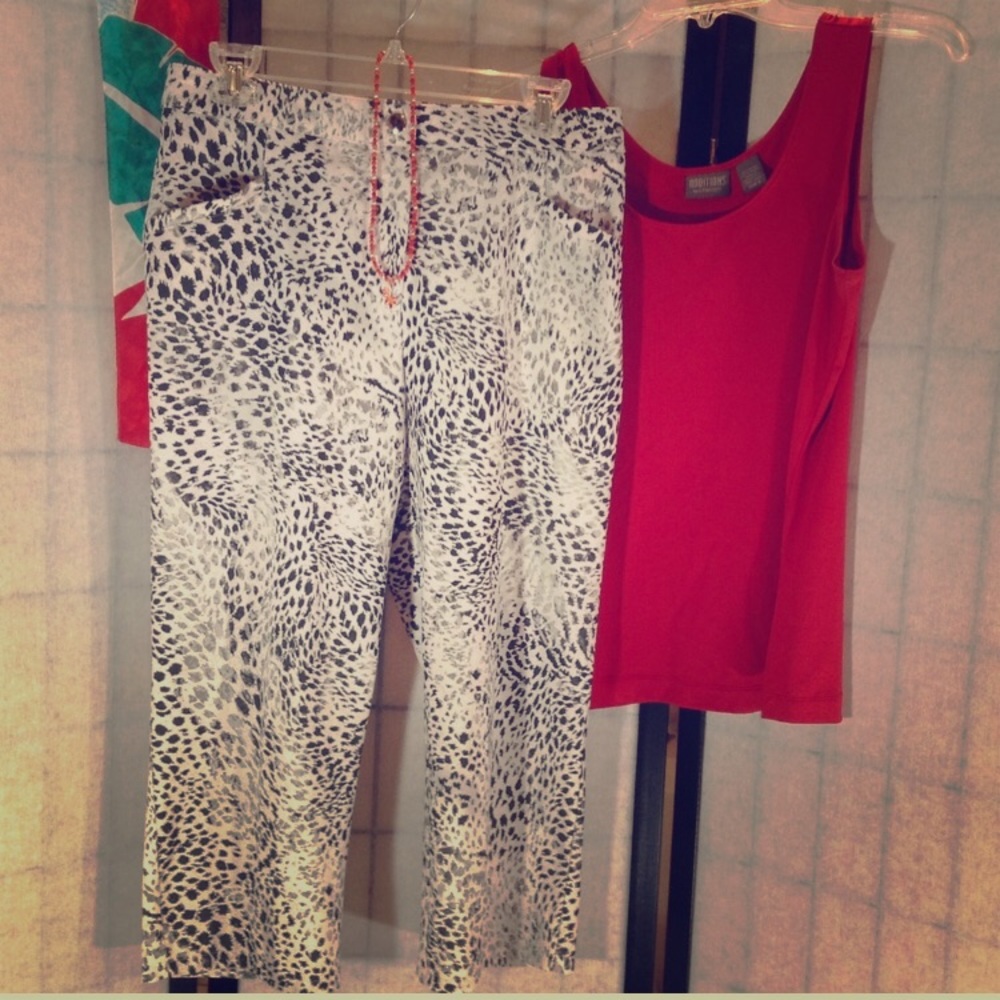 🌷CHICOS CAPRIS, White Leopard Print SZ. 0.5