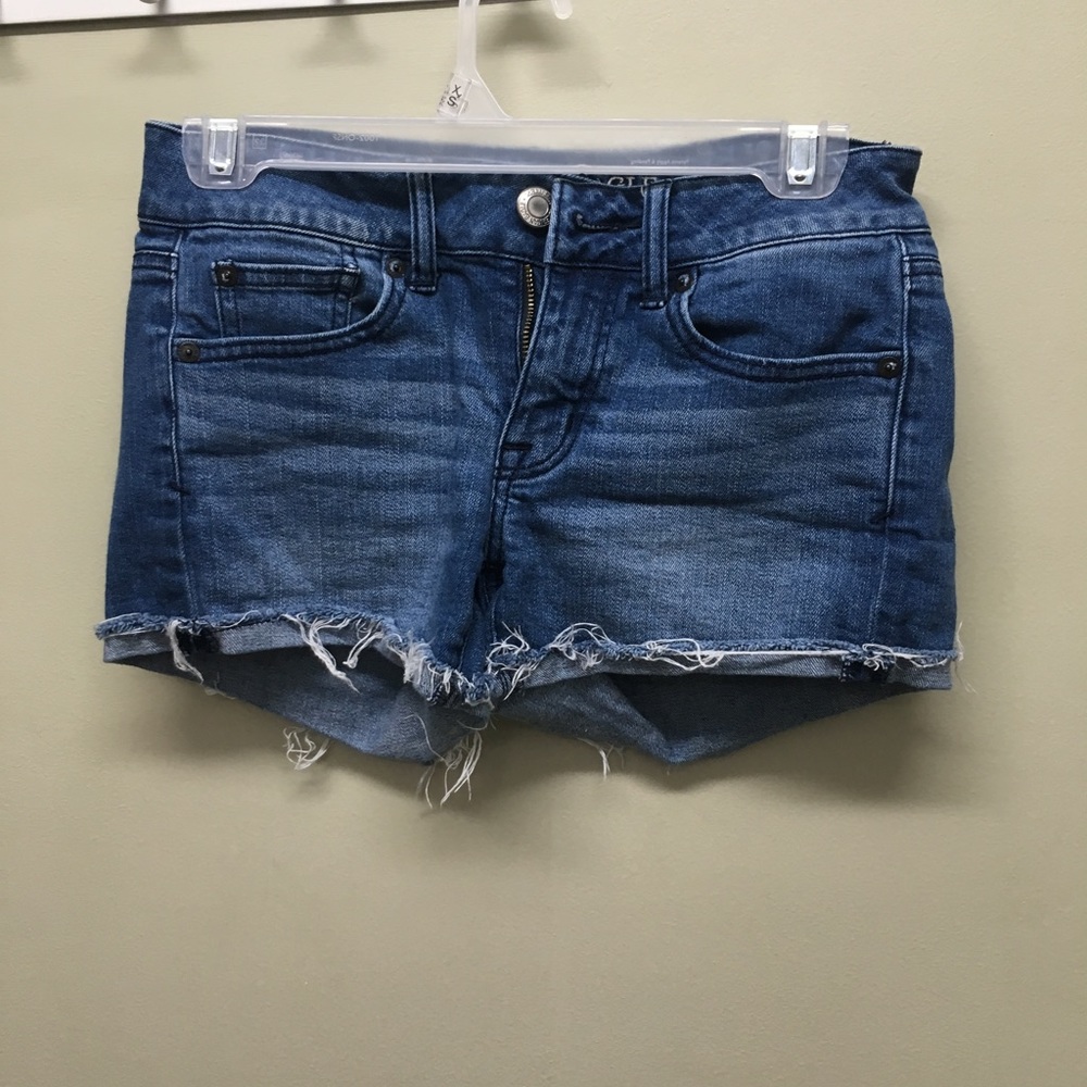Stretchy mid-waisted shorts