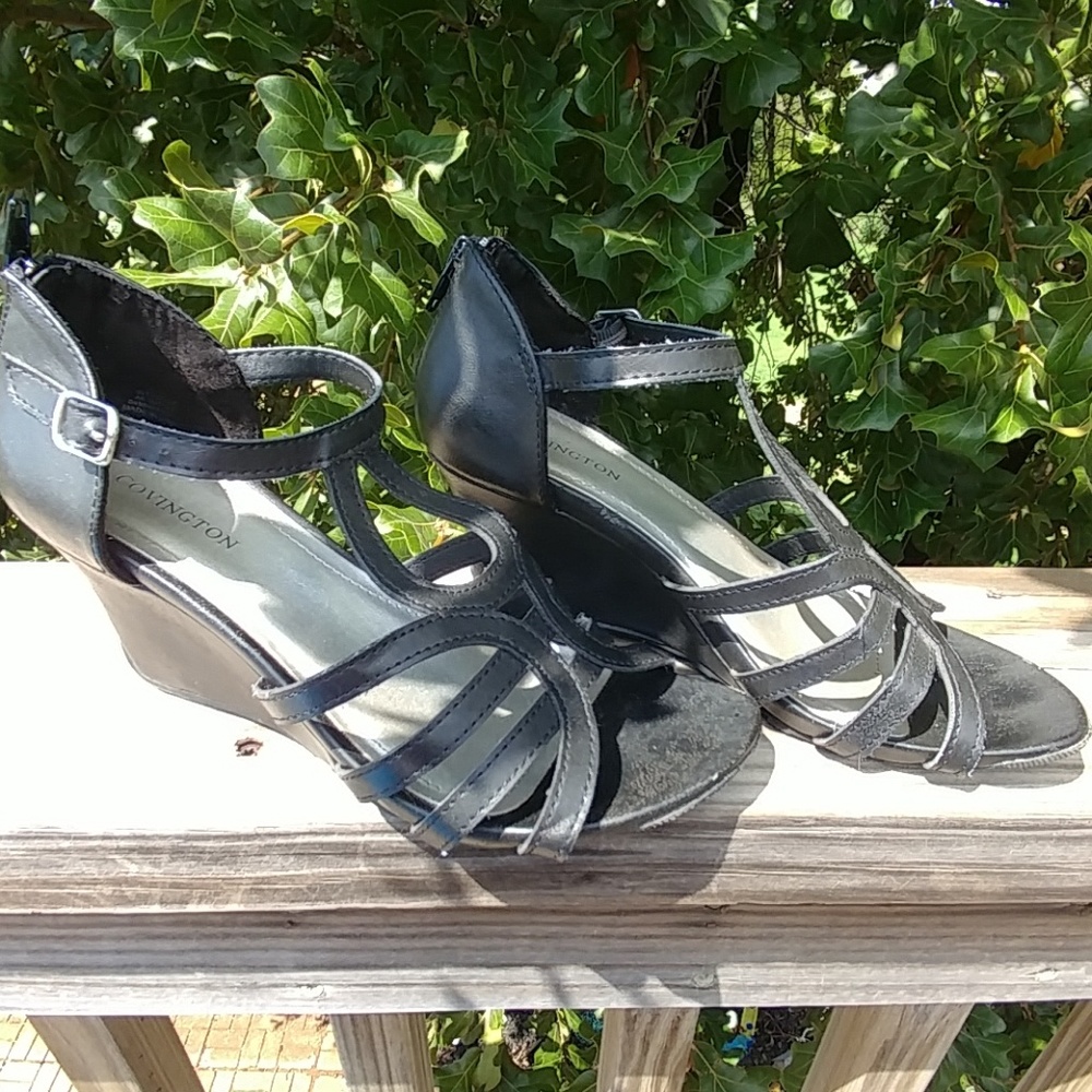 Women's (sz6) or Girl's (sz4) Black wedges