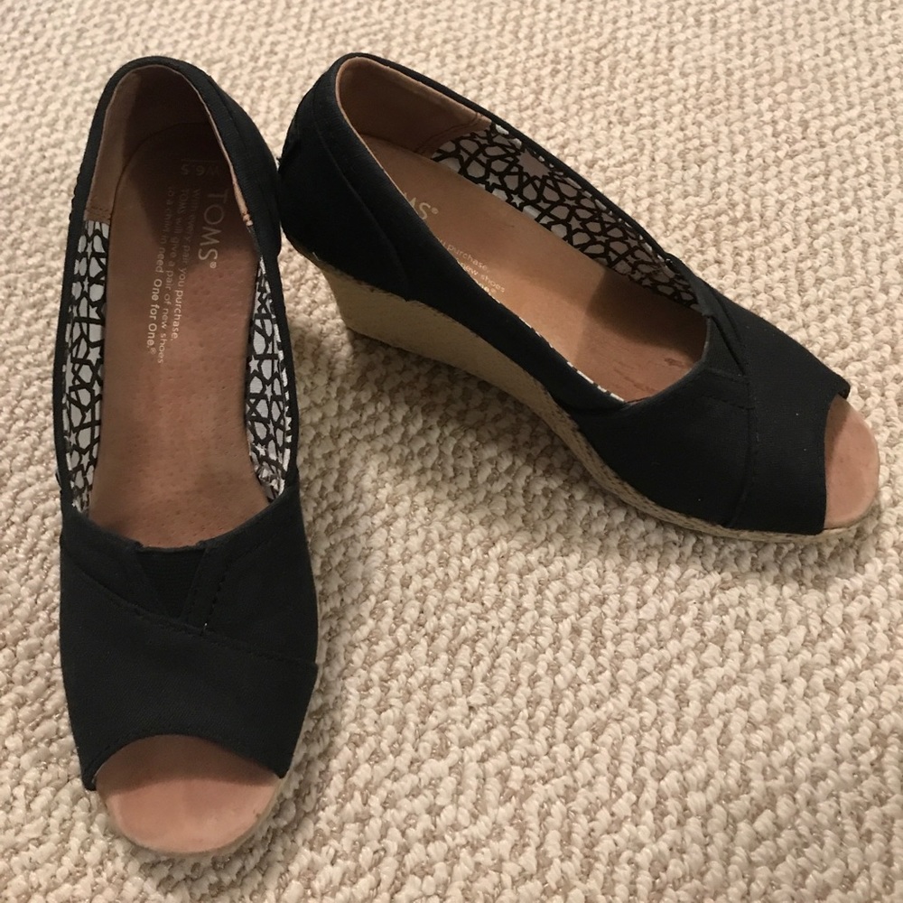 Tom's Black Wedges