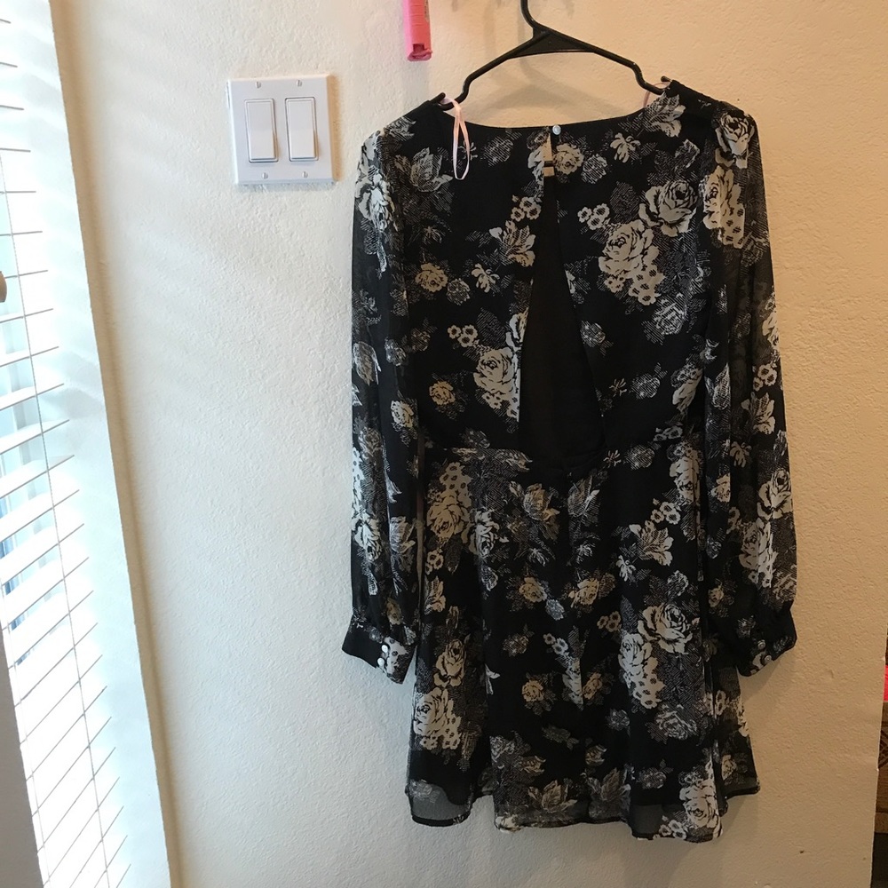 NWT F21 long sleeve dress - Picture 3 of 3