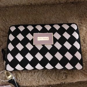 Large wristlets/wallet
