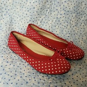 Sz 7 red and white polka dot flats