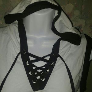 White sleeveless hooded top - On fire