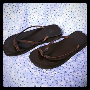 American Eagle sz 8 embossed leather flip flops