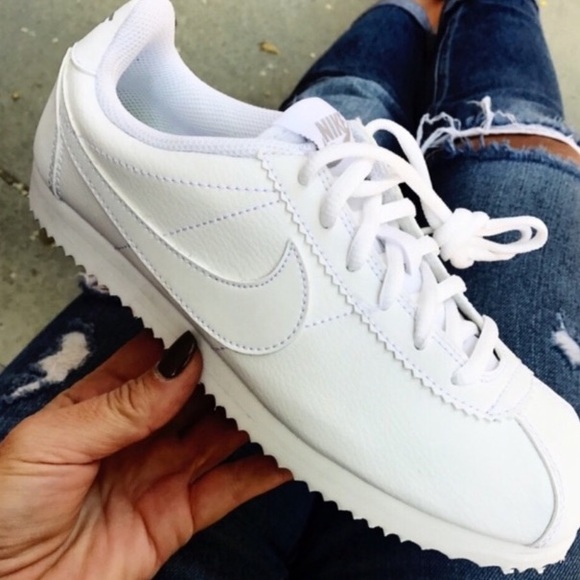 🍁1 HOUR SALE! NIKE WHITE CORTEZ WOMENS SHOES - Picture 4 of 6