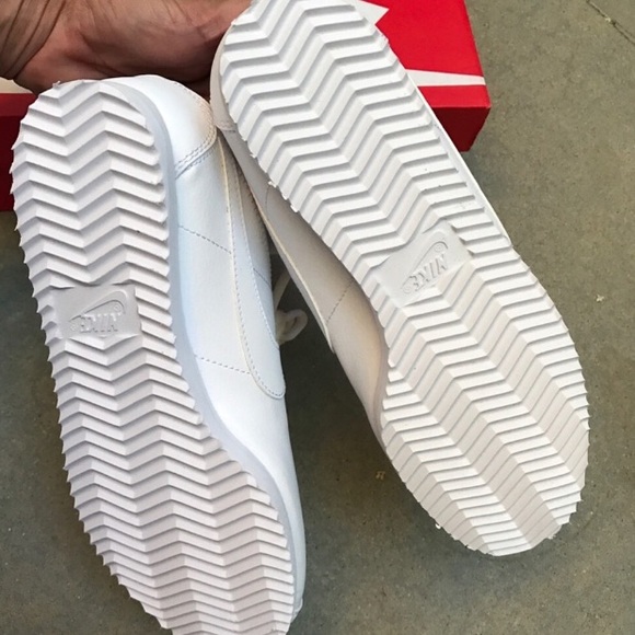 🍁1 HOUR SALE! NIKE WHITE CORTEZ WOMENS SHOES - Picture 5 of 6