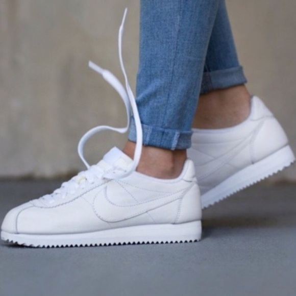 🍁1 HOUR SALE! NIKE WHITE CORTEZ WOMENS SHOES - Picture 2 of 6