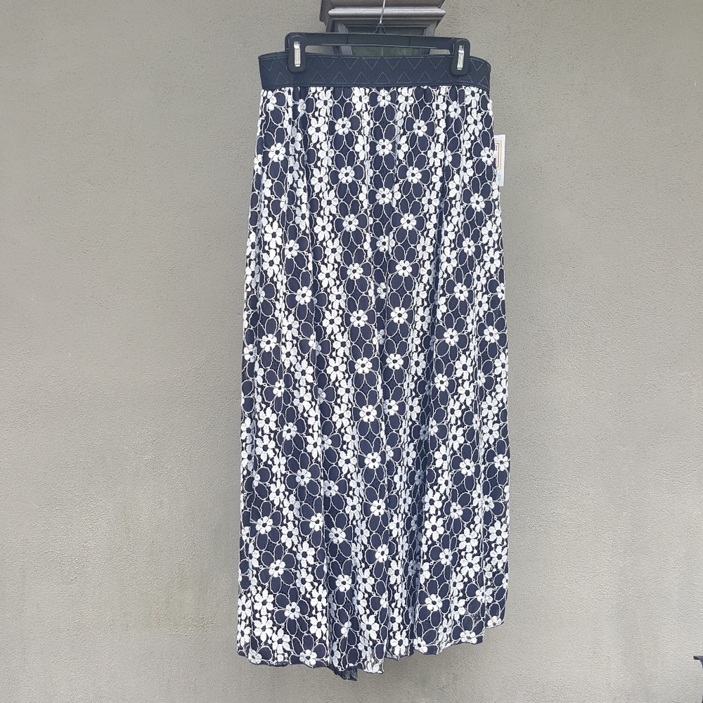 Lace Maxi skirt in black & white