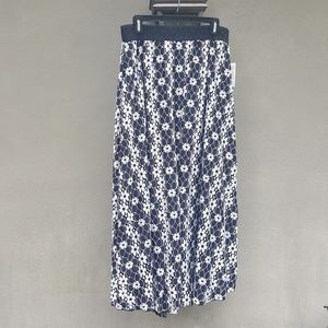 Lace Maxi skirt in black & white