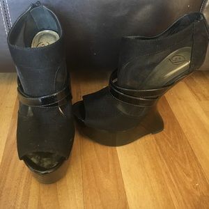 Black heels with multi strap & curved shape wedge