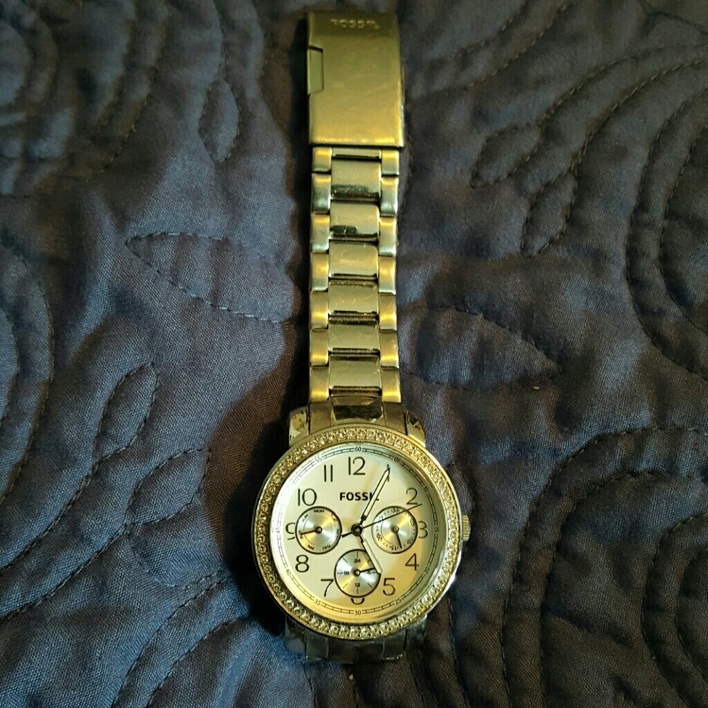 Silver rhinestone fossil watch.. needs battery