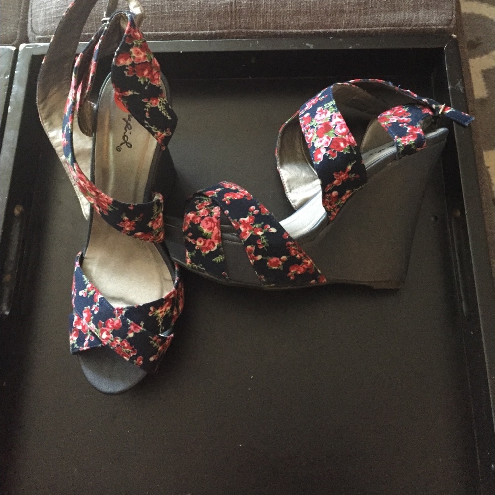 NEW! Platform sandal navy blue and pink. NWOT.