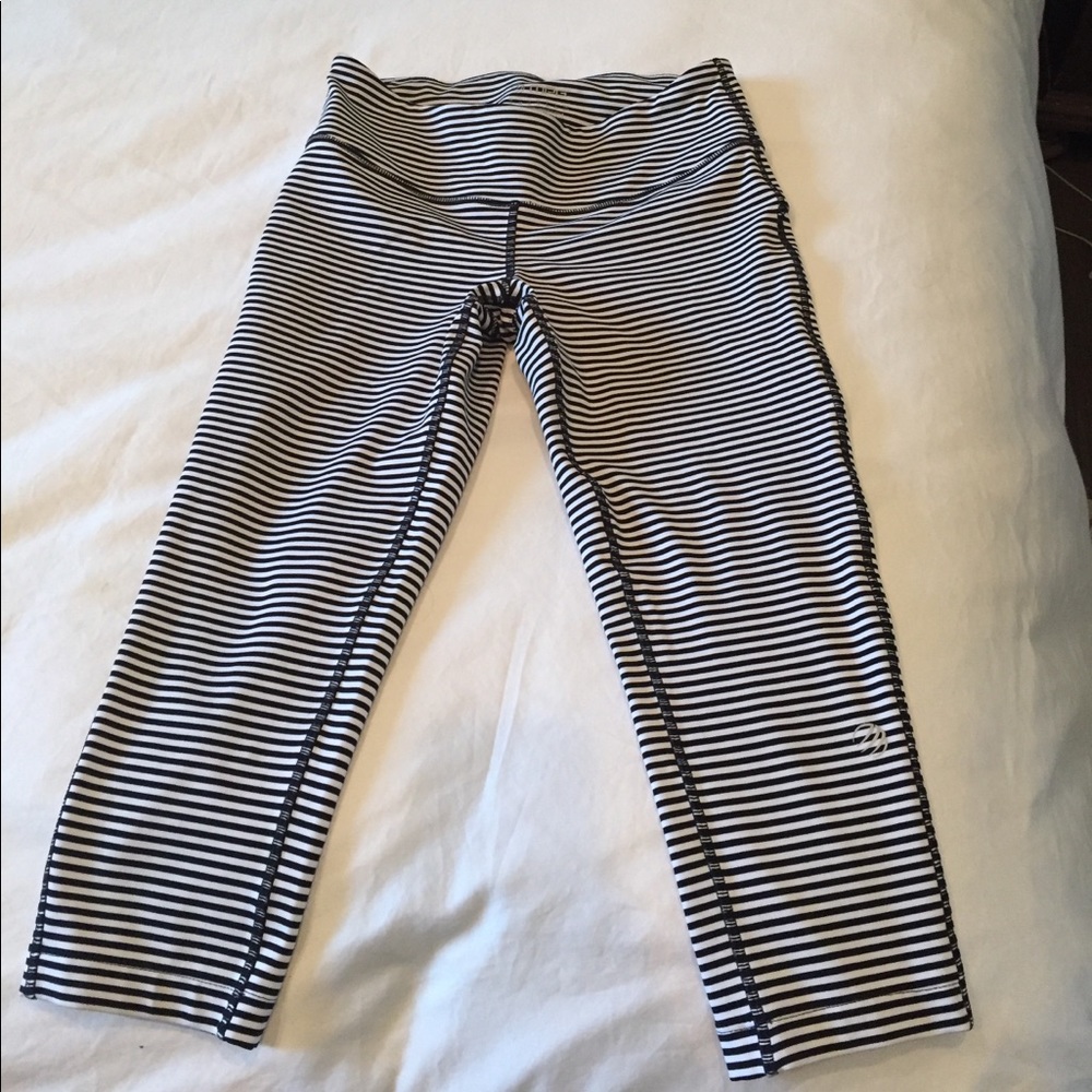 MPG Yoga leggings Capri length Black and white