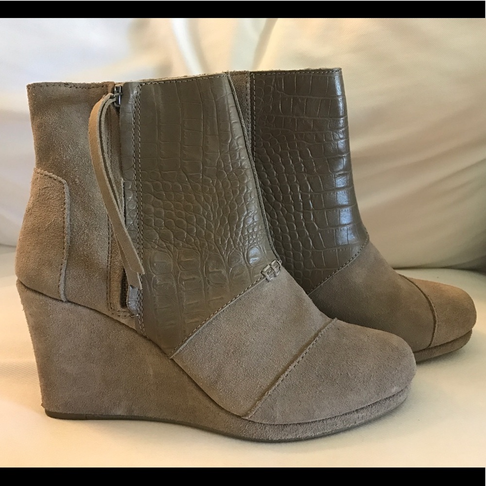 TOMS taupe croc embossed wedge bootie SZ 7.5