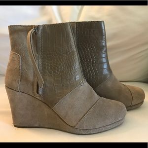 TOMS taupe croc embossed wedge bootie SZ 7.5