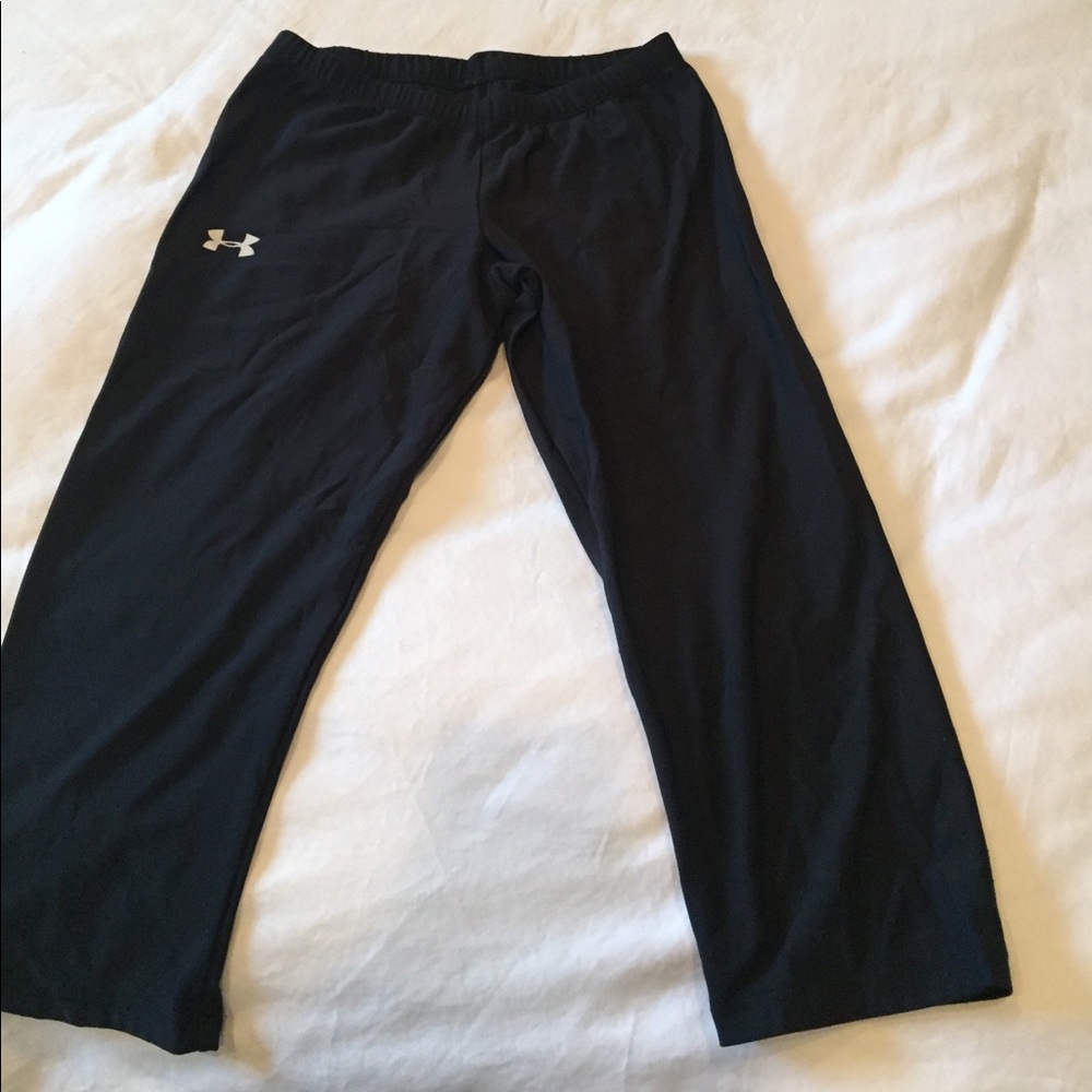 Black tight fitting underarmour Capri legging