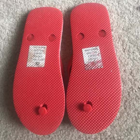Red and hire flip flops size 6.5 - Picture 2 of 3