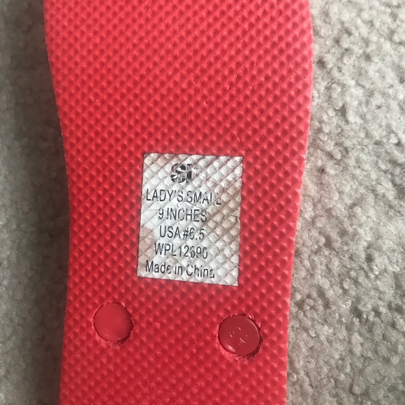 Red and hire flip flops size 6.5 - Picture 3 of 3