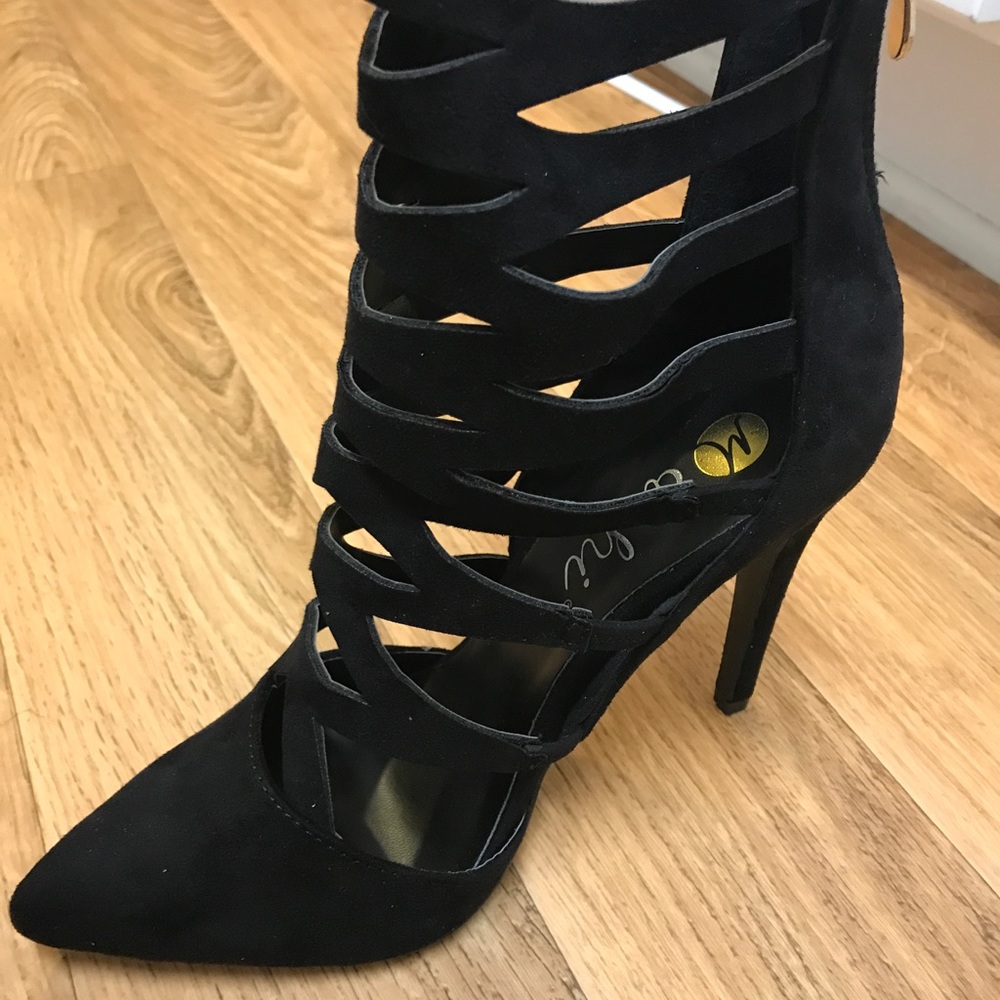 Black Cute heels with gold zipper