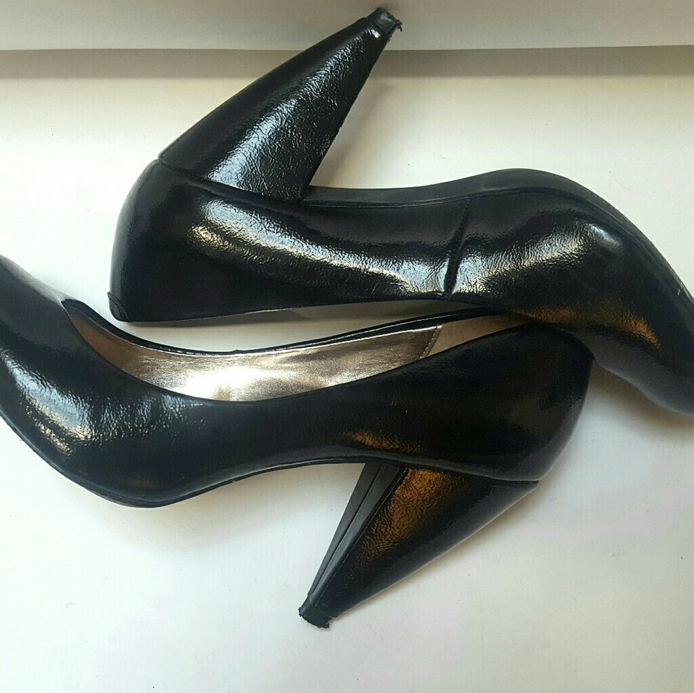 Shiny pumps